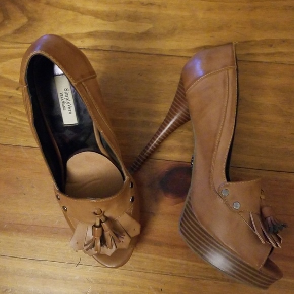 Vera Wang Shoes - 🤗💚Tan heels🌹🛍